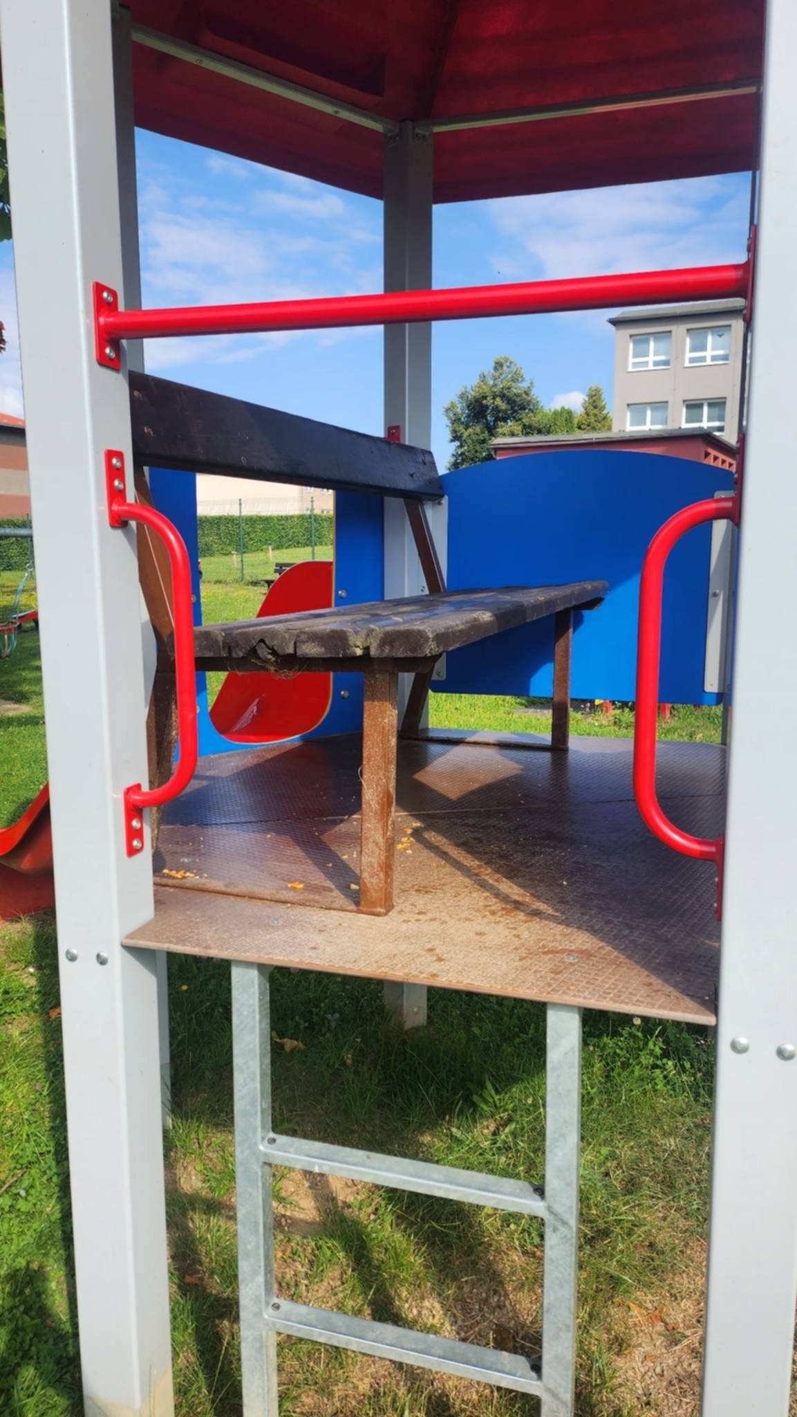 Bohužel jsme opět nuceni upozornit na chování některých návštěvníků dětského hřiště. V prostoru hřiště zůstává nepořádek - obaly od brambůrek i jejich obsah vysypaný po herních prvcích, či plechovky a další. Zřejmě po večerním „posezení“ mladistvých. A aby toho nebylo málo, někdo si dal práci a přestěhoval lavičku přímo do herní věže! Tak tedy pro jistotu připomínáme: dětské hřiště je určeno dětem. Ne jejich rodičům, ne večerním dýchánkům a už vůbec ne k tomu, aby si zde někdo dělal vlastní klubovnu. Přemisťování vybavení navíc může být nebezpečné pro děti a nám přidělává zbytečnou práci. 👉 Prosíme všechny, kteří hřiště využívají, aby se k němu chovali tak, jak by se chovali k vlastnímu majetku. A pokud někdo ví, kdo má podobné „zlepšovací“ nápady na svědomí, budeme rádi za informaci. Pokud se bude podobné jednání opakovat, budeme nuceni přistoupit k důraznějším opatřením, včetně možnosti monitorování prostoru kamerovým systémem. Věříme, že to nebude potřeba. Hřiště má sloužit dětem k radosti a hraní, ne k neustálému uklízení a napravování cizích nápadů. Děkujeme všem slušným návštěvníkům, kteří po sobě uklízejí a pomáhají nám hřiště udržovat v pořádku. ❤️