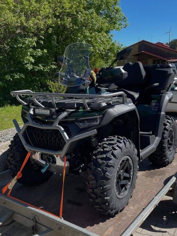 Město Loučná pod Klínovcem úspěšně zrealizovalo projekt „Úprava a údržba běžeckých a turistických stop v Loučné pod Klínovcem“, který byl podpořen v grantovém programu Stopy a trasy 2026 Nadace ČEZ. Díky získané podpoře byla pořízena nová čtyřkolka CFMOTO Gladiator X1000 Overland G3 včetně sněžných pásů a adaptérů. Nové vybavení významně usnadní údržbu běžeckých tras v zimním období i turistických cest během letní sezóny. V horském prostředí Krušných hor, kde dochází k častým změnám počasí a některé úseky jsou obtížně přístupné, představuje moderní technika důležitý nástroj pro zajištění bezpečnosti a kvality tras. Čtyřkolka bude využívána k údržbě běžeckých stop, opravám značení, odstraňování překážek na trasách i k zajištění lepší dostupnosti míst vyžadujících pravidelnou péči. Díky tomu se zvýší komfort a bezpečnost jak pro běžkaře, tak pro pěší turisty, kteří každoročně navštěvují Loučnou pod Klínovcem a její okolí. Pořízená technika zároveň umožní efektivnější využití městského stopovacího zařízení a vytvoří lepší podmínky pro další rozvoj běžeckých tras v našem městě. Projekt tak přispívá k rozvoji sportovního a rekreačního vyžití obyvatel i návštěvníků Krušných hor. Děkujeme Nadaci ČEZ za poskytnutou podporu, která pomohla zlepšit podmínky pro údržbu a rozvoj běžeckých a turistických tras v Loučné pod Klínovcem.