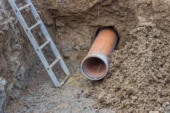 Vážení občané, přibližně v polovině srpna bude zahájena  rekonstrukce kanalizace na návsi v Mydlovarech. Tato investice není samoúčelná. Rekonstrukce kanalizace je nezbytným krokem k výstavbě nové čistírny odpadních vod (ČOV), na kterou bude stávající kanalizační síť napojena. Současný stav kanalizace již neodpovídá technickým požadavkům pro budoucí provoz nové ČOV, a proto je její obnova důležitou součástí modernizace celé kanalizační infrastruktury v obci. Máme také velmi dobrou zprávu – na realizaci této akce se starostce podařilo získat dotaci z Jihočeského kraje ve výši 2,5 milionu Kč. Díky této významné finanční podpoře bude dopad investice na obecní rozpočet výrazně nižší. Po dobu stavby může docházet k dočasným dopravním omezením, ztíženému přístupu k některým nemovitostem a zvýšené hlučnosti. Prosíme proto všechny občany o trpělivost, ohleduplnost a respektování přechodného dopravního značení. Uděláme vše pro to, aby práce probíhaly co nejrychleji a s co nejmenšími komplikacemi. Děkujeme za pochopení. Věříme, že výsledkem této investice bude  spolehlivější kanalizační síť, která bude připravena na napojení nové čistírny odpadních vod a bude sloužit občanům Mydlovar po mnoho dalších let.