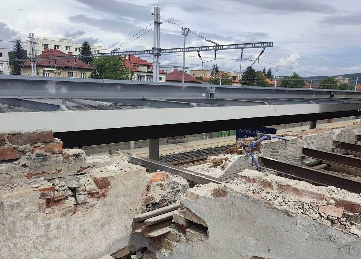 Od 13. júla 2026 je budova železničnej stanice oploteným staveniskom. Služby pre verejnosť poskytuje dopravca Železničná spoločnosť Slovensko ZSSK v náhradných priestoroch. Presun služieb je súčasťou komplexnej rekonštrukcie výpravnej budovy železničnej stanice Trenčín, ktorú realizujú Železnice Slovenskej republiky. Projekt zahŕňa kompletnú prestavbu interiéru, modernizáciu technického vybavenia, informačných systémov aj verejných priestorov a je realizovaný po etapách. Ako [...]Čítať viac...