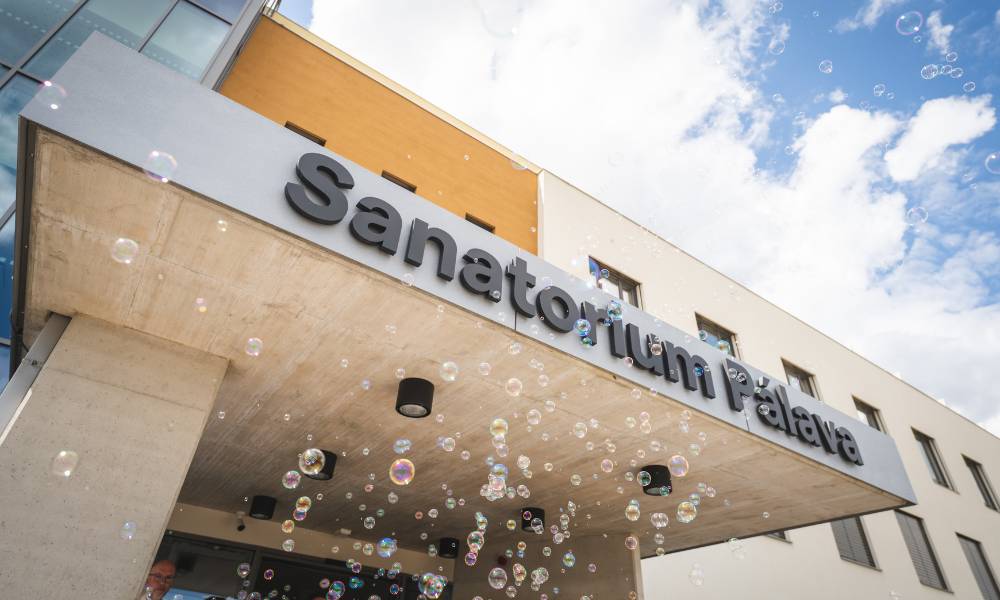 🏥 Sanatorium Pálava je otevřeno! Nové moderní rehabilitační zařízení nabídne komplexní následnou péči pacientům po cévních mozkových příhodách, těžkých úrazech, operacích či neurologických onemocněních. Špičkovou rehabilitaci doplní léčebné účinky místního sirného termálního pramene a péče zkušeného multidisciplinárního týmu. 📅 Žádosti o léčebně-rehabilitační péči bude sanatorium přijímat od 17. srpna 2026, první pacienti nastoupí během září. Děkujeme všem, kteří se na vzniku tohoto jedinečného zdravotnického zařízení podíleli. 💙