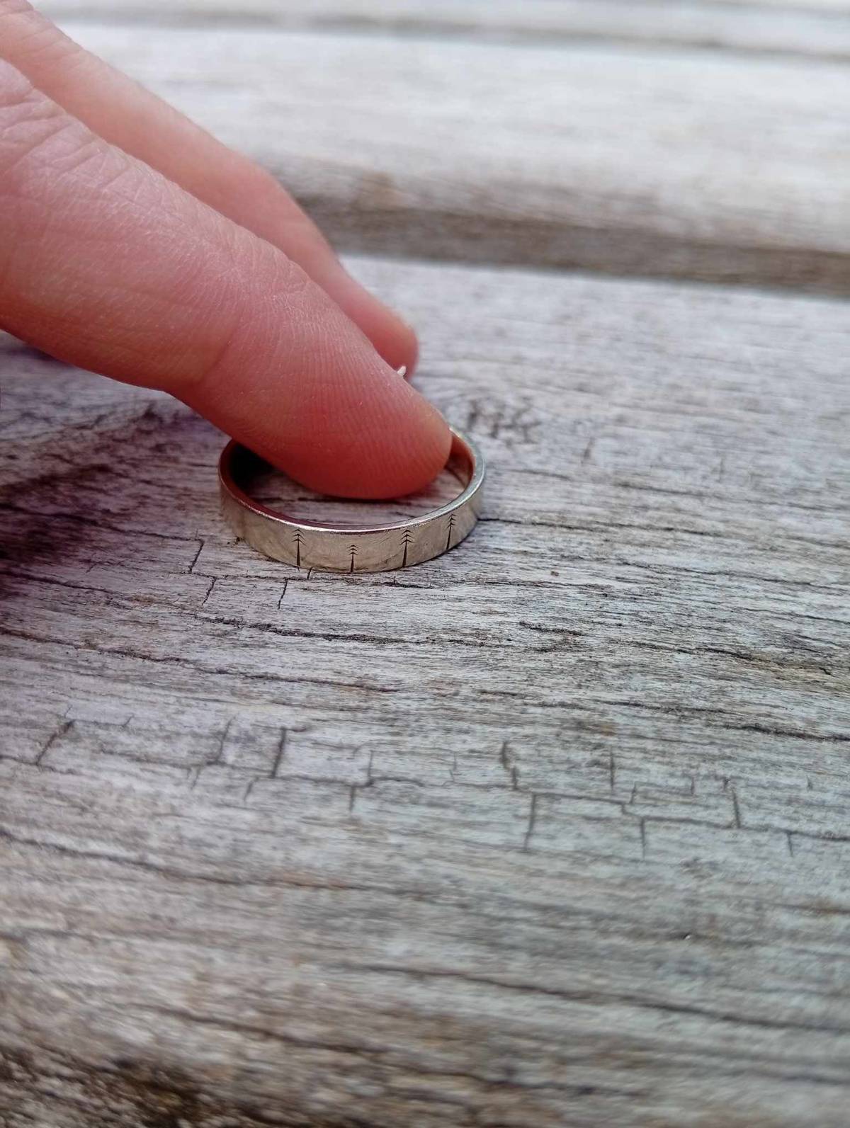 Nalezeno dnes na dětském hřišti v ulici Petra Bezruče. Věci budou k vyzvednutí od zítra na OÚ.