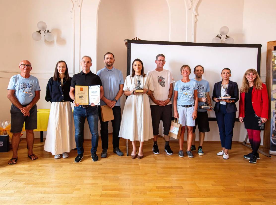 Mesto Trnava sa aj tento rok zapojilo do celoslovenskej kampane Do práce na bicykli. V kategórii zamestnávateľov s viac ako 250 zamestnancami získalo 3. miesto. Ocenenie prevzali zástupkyne mesta vo štvrtok 23. júla na slávnostnom vyhodnotení 13. ročníka kampane v priestoroch Slovenskej pošty v Bratislave.    K úspechu prispelo 90 zamestnancov Mestského úradu v Trnave, ktorí vytvorili 25 tímov a počas kampane spoločne najazdili na bicykli 1 806 kilometrov.     Ďakujeme všetkým kolegyniam a kolegom, ktorí sa do kampane zapojili. Každý kilometer odjazdený na bicykli, prejdený pešo alebo absolvovaný mestskou hromadnou dopravou namiesto cesty autom znamená menej emisií, viac pohybu a príjemnejšie mesto pre život.     Aj takéto každodenné rozhodnutia pomáhajú robiť Trnavu zelenšou a udržateľnejšou.     Foto: www.dopracenabicykli.eu