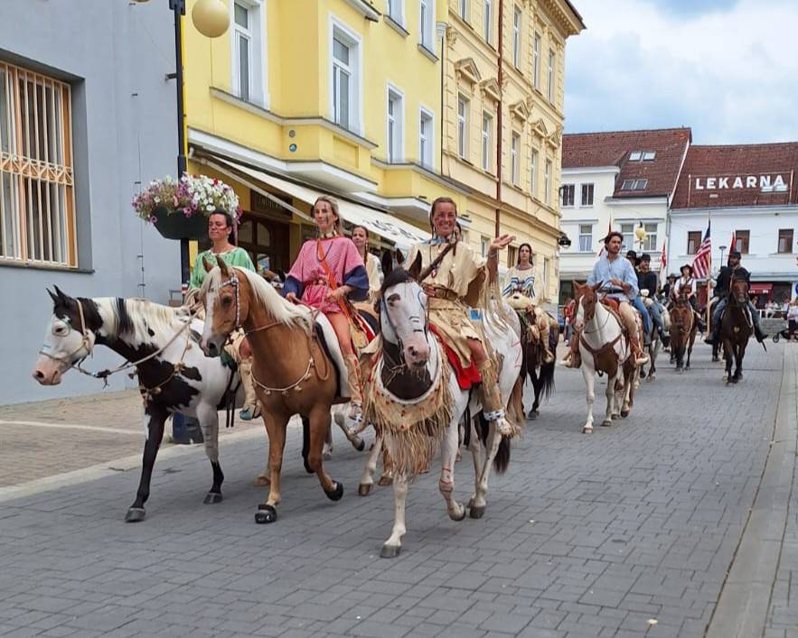 Benešov / Všetice, srpen 2026 – Milovníci koní, historie, westernové romantiky a indiánských tradic se mohou těšit na XXII. ročník tradičního Memoriálu generála Custera, který letos připomene významné 150. výročí legendární bitvy u Little Bighornu. Akce se uskuteční ve dnech 20.–22. srpna 2026 v Benešově a ve Všeticích.