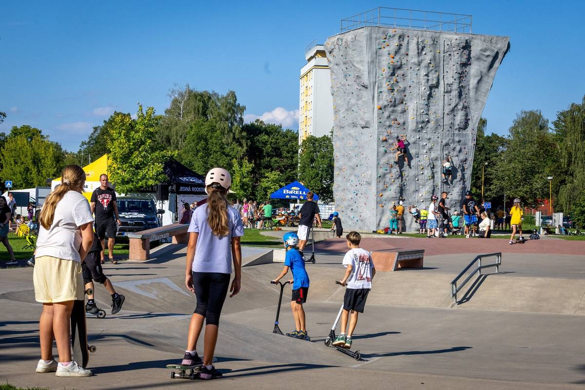 Skatepark Havířov se v úterý odpoledne proměnil v centrum sportu, zábavy a setkávání. Akce Skatepark show, kterou připravilo statutární město Havířov ve spolupráci se Správou sportovních a rekreačních zařízení a místními sportovními kluby a spolky, přilákala především děti a mládež. Vydařenému odpoledni přálo i krásné letní počasí, které přispělo ke skvělé atmosféře. Mezi návštěvníky nechyběla ani primátorka města. Od 16 do 19 hodin si mohli návštěvníci zdarma vyzkoušet řadu sportovních aktivit a disciplín. Velký zájem vzbudil skate workshop a exhibice Skate klubu Havířov, parkourová show a workshop spolku ADD Lead, i možnost vyzkoušet si lezeckou stěnu pod vedením instruktorů TJ Baník Karviná. O sportovní soutěžení se postaralo Torpedo Havířov, které připravilo florbalové aktivity a střelbu na autobrankáře. Po celou dobu panovala ve skateparku výborná nálada. Slunečné počasí přálo všem sportovním aktivitám a společně s hudebním doprovodem DJ Radia Čas vytvořilo příjemnou letní atmosféru. Nejmenší návštěvníci využili oblíbené malování na obličej a po celou dobu akce bylo k dispozici také občerstvení. Primátorka města Iveta Kočí Palkovská ocenila účast mladých lidí i spolupráci místních sportovních klubů a organizací. „Jsem ráda, že se podařilo připravit akci, která přivedla děti a mladé lidi ke sportu a aktivnímu trávení volného času. Právě podobné akce ukazují, že Havířov nabízí pestré možnosti pro všechny generace a že místní spolky odvádějí skvělou práci při podpoře pohybu a zdravého životního stylu,“ uvedla. Skatepark show potvrdila, že spojení sportu, zábavy a přátelské atmosféry dokáže oslovit širokou veřejnost. Organizátoři děkují všem klubům, partnerům i návštěvníkům, kteří svou účastí přispěli k vydařenému letnímu odpoledni. https://www.havirov-city.cz/aktuality/skatepark-havirov-ozil-sportem-adrenalinem-skvelou-atmosferou