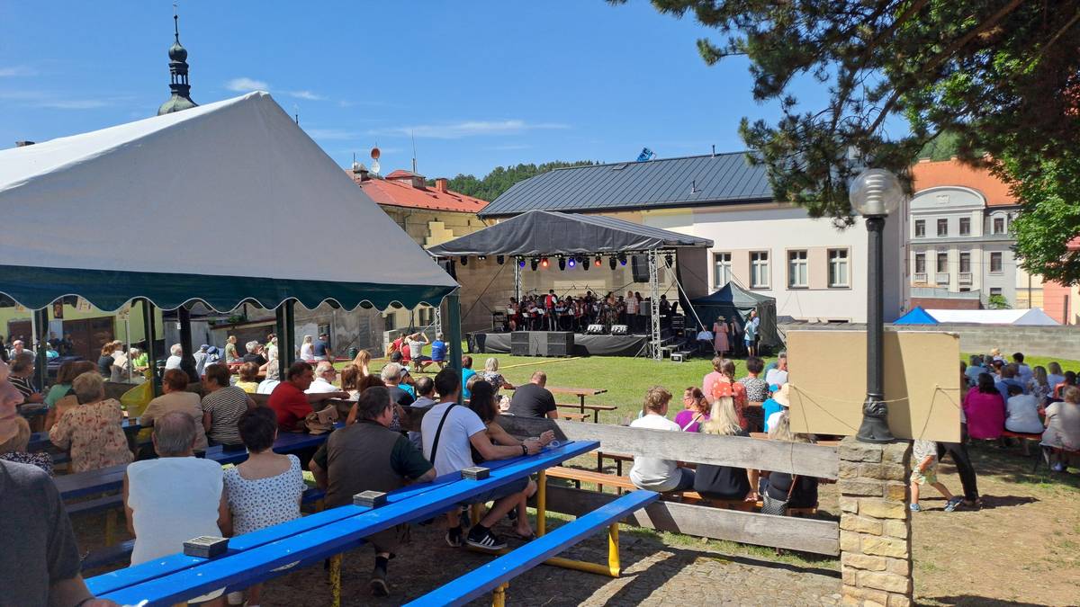 Vážení spoluobčané, jsme velmi rádi, že se po půlroční přípravě podařilo připravit Úpickou pouť v nové podobě, v novém prostředí a s novým programem. Velmi nám záleží na tom, aby se vám Úpická pouť líbila a aby se stala příjemnou součástí našeho společného života ve městě. Dovolte nám proto poděkovat ředitelkám Městského kulturního střediska Heleně Košťálové a Městského muzea a galerie J. W. Mezerové Janě Nešněrové a jejich týmům za zajištění skvělého a bohatého programu Úpické pouti pod divadlem a na Dřevěnce. Současně moc děkujeme všem interpretům, účinkujícím a mnoha dobrovolníkům, kteří se na přípravě a průběhu celé akce podíleli. Jedním dechem děkujeme také divadelníkům a hasičům za skvělé tradiční a vyhlášené pohoštění, na které se všichni celý rok těšíme. V neposlední řadě patří naše poděkování pracovníkům technických služeb za zajištění příprav, průběžného úklidu i závěrečného úklidu po skončení pouti. Abychom si mohli pouť bezstarostně užít, zajišťovala po celou dobu akce pořádek a bezpečnost naše Městská policie Úpice ve spolupráci s dalšími složkami Policie České republiky. I jim patří naše velké poděkování. Podle vašich ohlasů jste novou podobu Úpické pouti přijali pozitivně. Líbila se vám změna programu i přesunutí části akce do parku. Vyšlo nám také počasí. Potvrdilo se tak, že park u náměstí je nádherným místem pro pořádání kulturních a společenských akcí, které nám mohou mnozí závidět a které můžeme dál společně rozvíjet. Pokud máte nějaké náměty, připomínky nebo nápady na další vylepšení Úpické pouti, můžete nám je poslat na e-mailovou adresu mupice@upice.cz. Děkujeme vám za přízeň a přejeme krásný zbytek prázdnin. Petr Hron, starosta Ing. Martin Kořízek, místostarosta