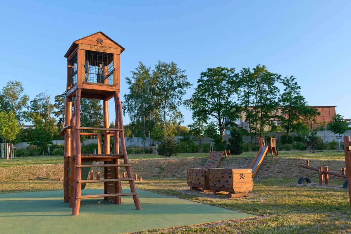 od čtvrtka 30. 7. do pondělí 3. 8. bude uzavřeno dětské hřiště v parku Krimich u základní školy z důvodu instalace sloupků na stínící clony.   Děkujeme za pochopení. Věříme, že zastínění oceníte zejména v době největšího slunečního svitu a přispěje k většímu pohodlí