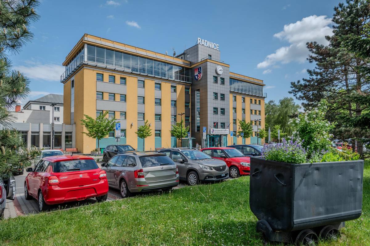 Pro účely podání kandidátní listiny pro volby do Zastupitelstva městského obvodu Ostrava-Jih jsou úřední hodiny odboru správních činností Úřadu městského obvodu Ostrava-Jih v poslední den lhůty pro podání kandidátní listiny registračnímu úřadu v úterý dne 4.8.2026 stanoveny od 8:00 do 16:00 hodin.