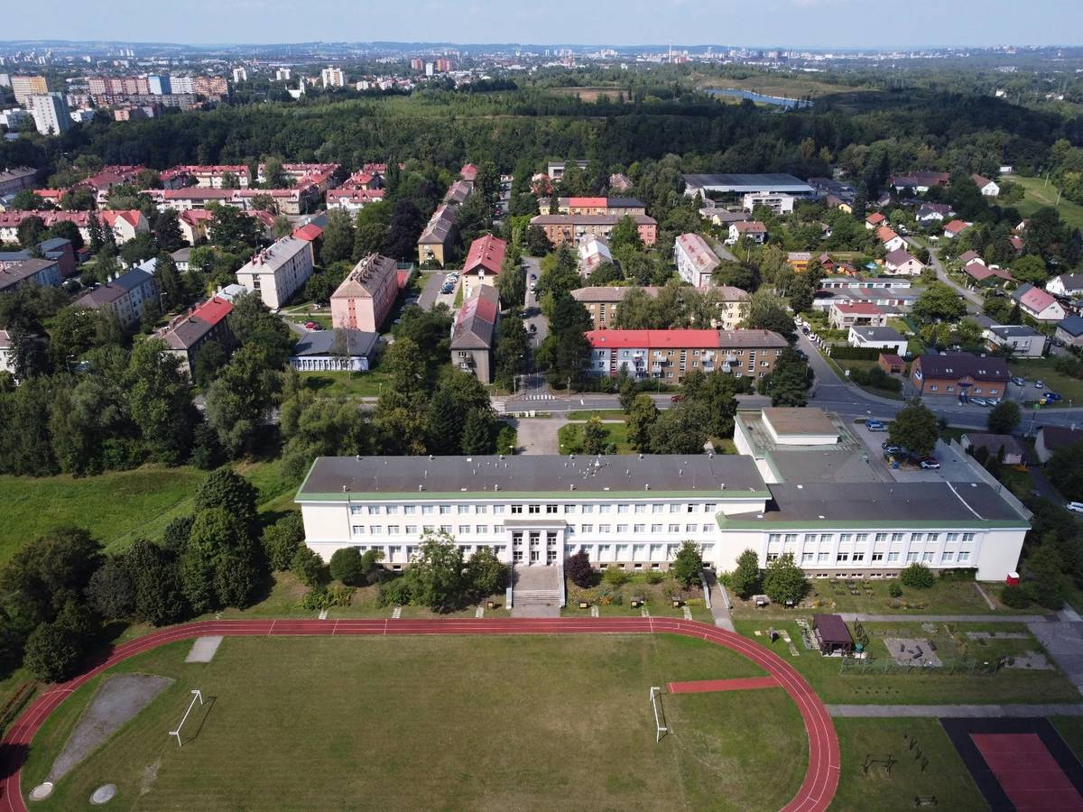 Na základě podnětu občana bude od 31. července do 16. srpna 2026 dočasně rozšířena provozní doba školního hřiště.  Po uvedené období bude hřiště otevřeno:  pondělí–pátek: 8:00–21:00 hod. sobota–neděle: 8:00–20:00 hod.  Rozšířením provozní doby chceme vyjít vstříc veřejnosti a umožnit využívání hřiště také v dopoledních hodinách během letních prázdnin. Děkujeme, že budete dodržovat provozní řád hřiště a ohleduplně se chovat k ostatním návštěvníkům i vybavení areálu.