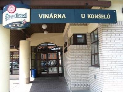Vinárna U Konšelů vás zve na více druhů topinek, domácí bramborák se sýrem, řízek Ondráš, míchané nápoje a další. Otevřeno v pátek od 18.00 do 23.00, v sobotu od 17.00 do 23.00.