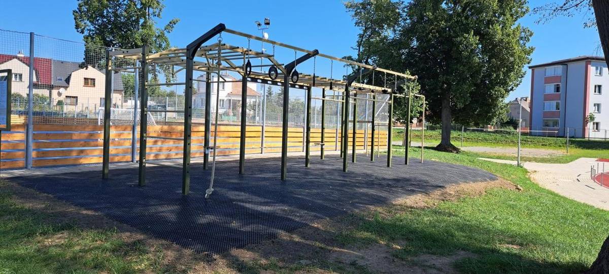 Město Loštice pokračuje v postupném rozvoji sportovního areálu TJ SLAVOJ. Nově zde najdete workoutové hřiště s prvky IRON MAN, které doplňuje slackline pro trénink rovnováhy, koordinace a správného držení těla.