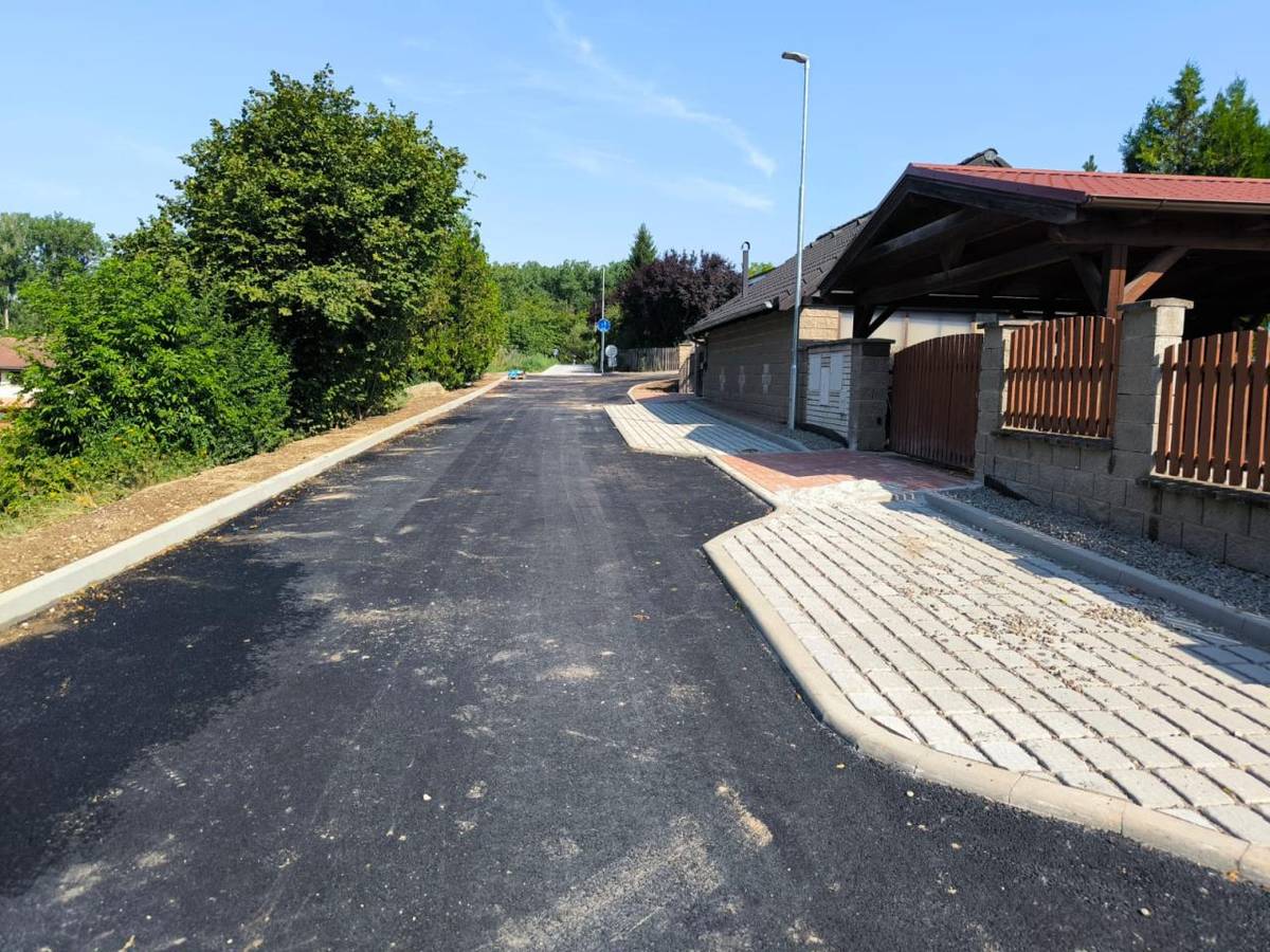 V pondělí bude na komunikaci Nad Hřištěm a na cestě ke hřišti probíhat pokládka finální asfaltové vrstvy. Z tohoto důvodu budou tyto komunikace 3.- 4.8. zcela uzavřeny a nebudou průjezdné. Prosíme všechny občany o respektování omezení a děkujeme za trpělivost.