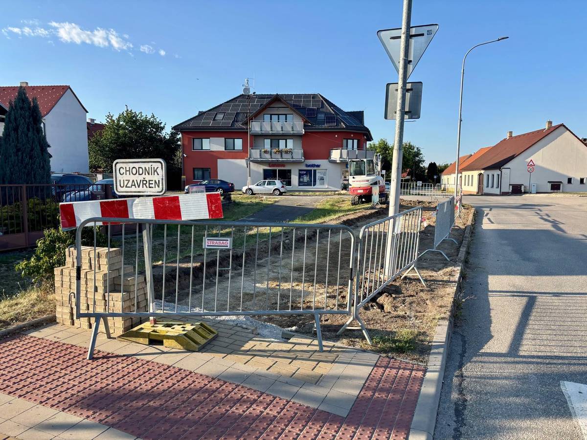 ❗️ POZOR, buďte opatrní. Probíhá oprava chodníku na začátku Jateční ulice, která by měla být dokončena do konce příštího týdne - 9. srpna 2026. Děkujeme za pochopení 👍