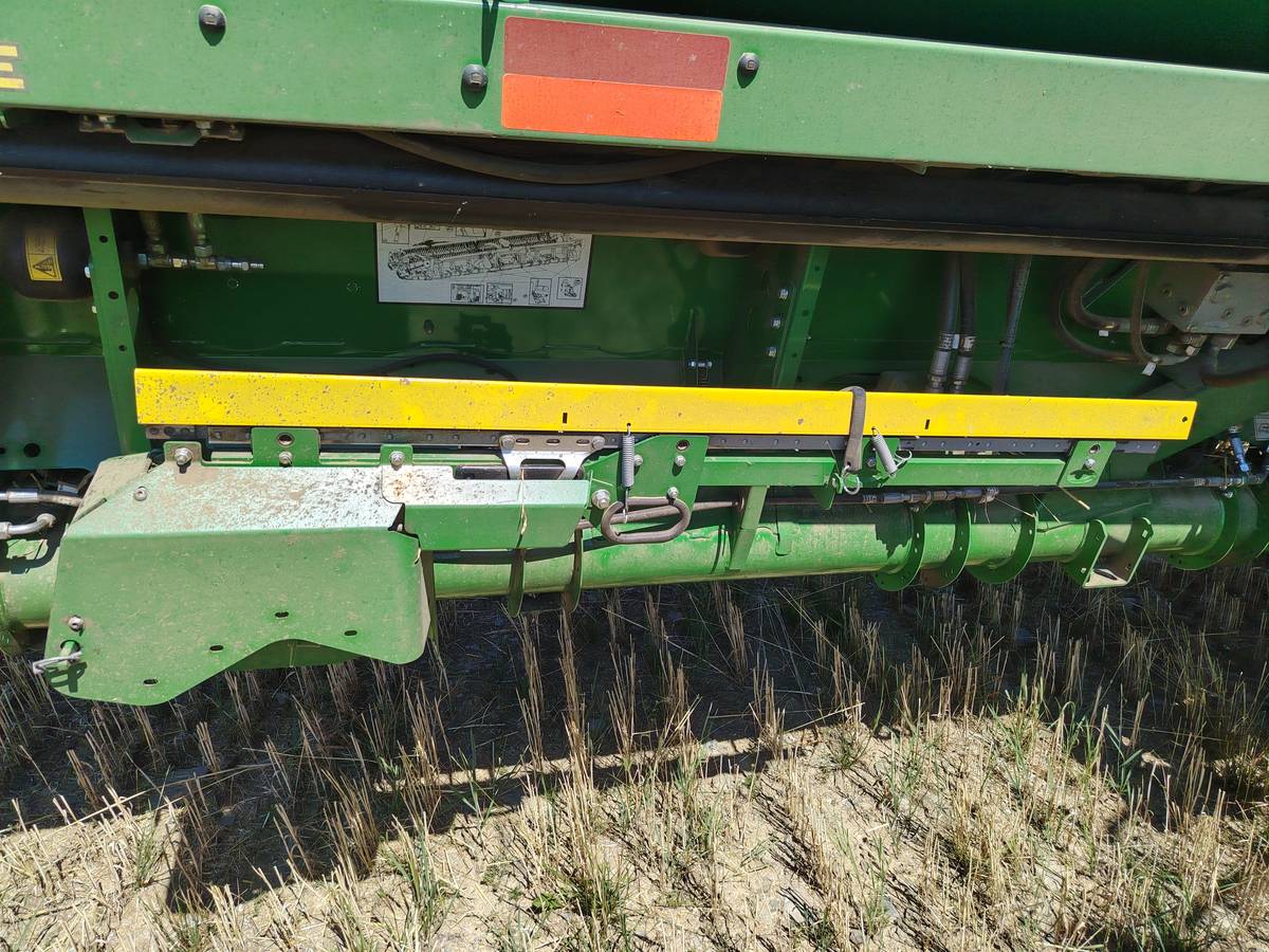 Ve středu 30.7. 2026 na trase Jiřikov-Huzová projížděl kombajn značky John Deere zelené barvy a je pravděpodobné, že mu cestou vypadl řepkový adaptér - viz foto. Informace o nálezu volejte na tel. 0908 693 111, případně pište na dado.debnar04@gmail.com.  Za  vypátrání a odevzdání adaptéru majitel nabízí odměnu!