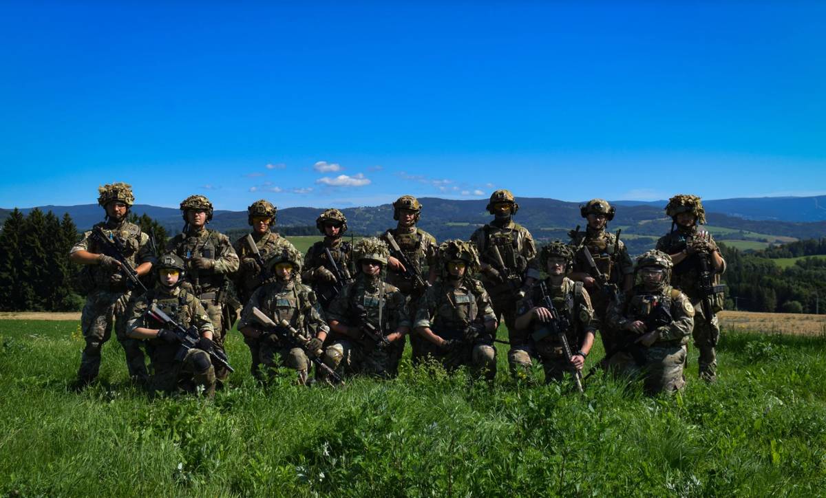 Upozorňujeme občany, že ve dnech 8.-14. 8. 2026 proběhne v obci Radčice a jejím širším okolí letní výcvikové soustředění airsoftového spolku BAAG z.s. Účastníci budou oděni v maskovacích uniformách a vybaveni airsoftovými replikami zbraní, které střílejí biologicky rozložitelné plastové kuličky.   V rámci taktických scénářů bude v bezpečné vzdálenosti od obydlí využívána také schválená airsoftová pyrotechnika s doprovodnými akustickými a dýmovými efekty. Veškeré aktivity spojené se samotnou střelbou budou realizovány výhradně na soukromých pozemcích a mimo obydlené oblasti. Hlavní činností spolku je tzv. Mil-Sim (vojenská simulace), což obnáší nácvik taktických přesunů, radiokomunikace a poskytování první pomoci.