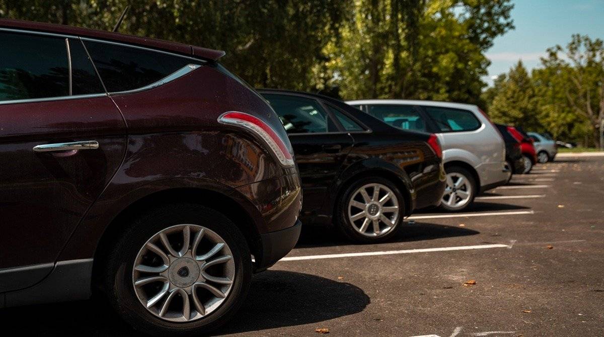 Od pondelka 3. augusta 2026 dôjde v Trnave k rozšíreniu regulovaného parkovania v lokalitách, o ktoré prejavili záujem samotní obyvatelia. Na základe žiadostí rezidentov sa od uvedeného termínu rozšíria o ďalšie ulice zóny H4 a R1.     Do zóny H4 pribudnú:  Poľná ulica časť Ulice Leoša Janáčka (od Ulice Terézie Vansovej po ulicu sv. Cyrila a Metoda)    Do zóny R1 pribudnú:  Bočná ulica Osadná ulica Ostravská ulica časť Zelenečskej ulice (pri CKD Market)    Zároveň dôjde od 3. augusta 2026 k zjednosmerneniu časti Koniarekovej ulice.     Ak bývate v niektorej z novozaradených ulíc a máte platnú rezidentskú kartu N, nemusíte žiadať o novú. Zaradenie do príslušnej parkovacej zóny vám bude upravené automaticky.     Ak rezidentskú kartu ešte nemáte, môžete si ju vybaviť osobne v klientskom centre mestského úradu alebo online na datamesta.trnava.sk.   Viac informácií nájdete v tomto článku.