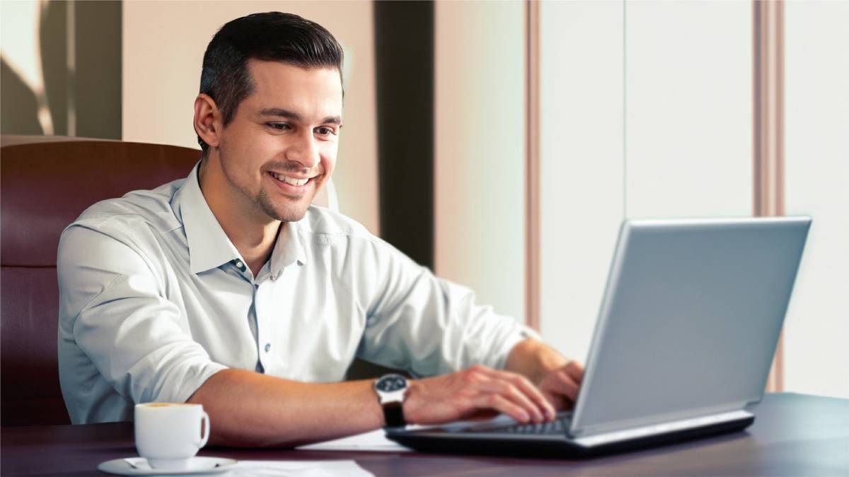 Hledáme nového kolegu nebo kolegyni na Stavební úřad. Pokud se orientujete v mapách a technické dokumentaci a chcete přímo ovlivňovat rozvoj našeho města i okolí, tato pozice je přesně pro Vás. 👉 REFERENT/KA STAVEBNÍHO ÚŘADU Co bude vaší náplní práce? Především výkon státní správy podle stavebního zákona. Budete rozhodovat o stavbách, provádět dozor a řešit přestupky. Čeká Vás práce v kanceláři i v terénu v rámci našeho správního obvodu. Hledáme právě Vás, pokud máte vzdělání v jednom z těchto oborů: ✅ Autorizovaný architekt, inženýr nebo technik. ✅ VŠ v oboru architektura, stavitelství, právo, doprava, ekonomie či ekologie. ✅ VOŠ nebo SŠ stavebního, právního či veřejnosprávního zaměření. Dále budete potřebovat: 🔹 Orientaci v mapách a katastru nemovitostí. 🔹 Řidičský průkaz sk. B (budete aktivně jezdit do terénu). 🔹 Spolehlivost a dobré komunikační dovednosti. (Praxe ve veřejné správě nebo zkouška odborné způsobilosti je velkou výhodou!) Proč jít k nám? 💰 Plat: 9. platová třída (tarif až 36 210 Kč) + osobní ohodnocení až 50 % + kvartální odměny. ⏰ Flexibilita: Vstřícné pracovní podmínky a flexibilní pracovní doba. 🏖️ Extra volno: 5 týdnů dovolené + 6 dní pracovního volna navíc. 💡 Benefity: Příspěvek na penzijní připojištění, stravování, sport, kulturu i jazykové kurzy. 🤝 Jistota: Pracovní poměr na dobu neurčitou a plná podpora při zapracování. Zaujala Vás tato příležitost? Celé znění výběrového řízení a návod, jak poslat přihlášku, najdete zde: 👉 REFERENT/KA STAVEBNÍHO ÚŘADU