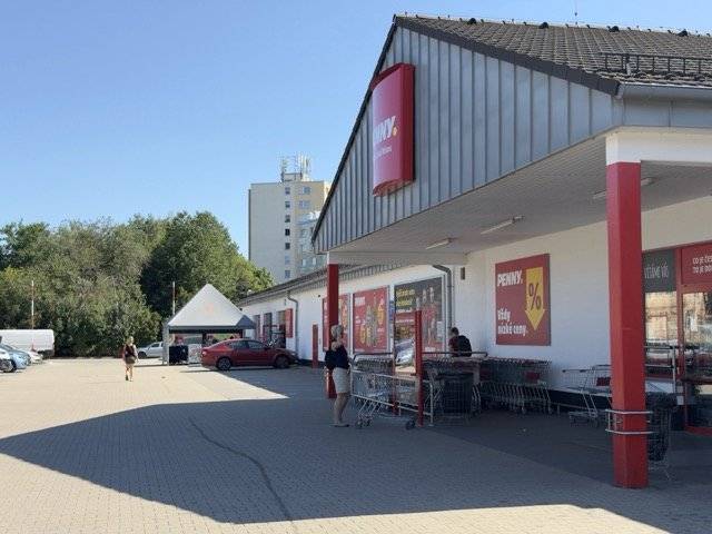 Na sociálních sítích byl zveřejněn příspěvek, podle něhož měly dvě osoby označované za zaměstnankyně Městského úřadu Hrádek nad Nisou navštívit provozovnu, ve které probíhá sběr podpisů na podporu kandidatury jednoho z volebních uskupení, a požadovat předložení podpisových archů ke kontrole. Příspěvek současně naznačuje, že mohlo jít o jednání iniciované vedením města nebo městským úřadem.  Takové tvrzení považujeme za závažné. Před jeho zveřejněním však nebylo vedení města ani městského úřadu požádáno o vyjádření a dosud nám nebyly předloženy konkrétní informace. Popisovanou událost jsme přesto prověřili a v zájmu jednoznačného vysvětlení celé situace proto Městský úřad Hrádek nad Nisou vydává následující stanovisko. Sdělujeme, že Městský úřad Hrádek nad Nisou nedal svým zaměstnancům žádný pokyn ke kontrole petičních archů pro volby do zastupitelstva obce. Pokud některý ze zaměstnanců úřadu navštívil místo pro podpis na petiční arch jednal tak ve svém volnu a z vlastní vůle, nikoliv z pověření úřadu. Petiční podpisové archy nejsou v průběhu jejich sběru předmětem žádné kontroly ze strany zaměstnanců městského úřadu. Zaměstnanci úřadu nejsou oprávněni požadovat jejich předložení ani kontrolovat jejich obsah pouze z důvodu, že probíhá sběr podpisů. Kontrola podpisových archů se provádí pouze v rámci přezkumu podaných kandidátních listin registračnímu úřadu a v souladu s příslušnými zákony a v příslušných zákonných lhůtách. (§ 21 zákona o volbách do zastupitelstev obcí). Kontrolu podpisových archů dle výše uvedeného mohou provádět pouze pracovníci registračního úřadu, kteří složili příslušné odborné zkoušky a jsou k těmto úkonům pověřeni. Pokud by tedy kterýkoliv zaměstnanec městského úřadu vykonával kontrolní činnost mimo rámec svých zákonných oprávnění (tj. bez předložení osvědčení o kontrolní činnosti) nebo pokynů zaměstnavatele, nejednalo by se o postup městského úřadu jako instituce, ale o individuální jednání konkrétní osoby, které by bylo předmětem interního prověření. Městský úřad současně vyzývá veřejnost, aby při sdílení informací na sociálních sítích rozlišovala mezi ověřenými skutečnostmi a neověřenými tvrzeními. Šíření nepravdivých nebo nepodložených informací může poškodit důvěru veřejnosti i dobré jméno osob, kterých se týkají. V případě, že má kdokoliv za to, že došlo k nestandardnímu jednání zaměstnance městského úřadu, doporučujeme obrátit se přímo na vedení města nebo městského úřadu osobně (kancelář starosty, místostarostů nebo tajemníka v 1. patře budovy radnice), telefonicky (+420 482 411 400), datovou schránkou (4tkbw8g) nebo prostřednictvím elektronické pošty – e-mail: mestohradek@muhradek.cz a podat konkrétní podnět, který bude možné řádně prověřit.  Děkujeme Mgr. Jaroslav Poláček, místostarosta Jiří Timulák, tajemník městského úřadu