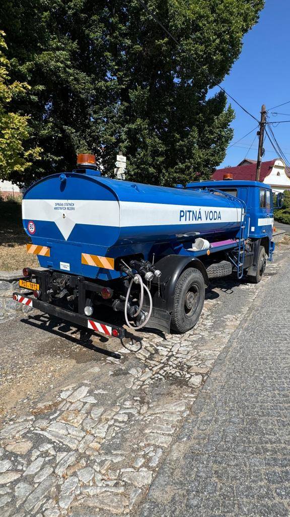 Z důvodu extrémního sucha a nedostatku pitné vody ve zdrojích byl vyhlášen přísný zákaz plýtvání vodou.