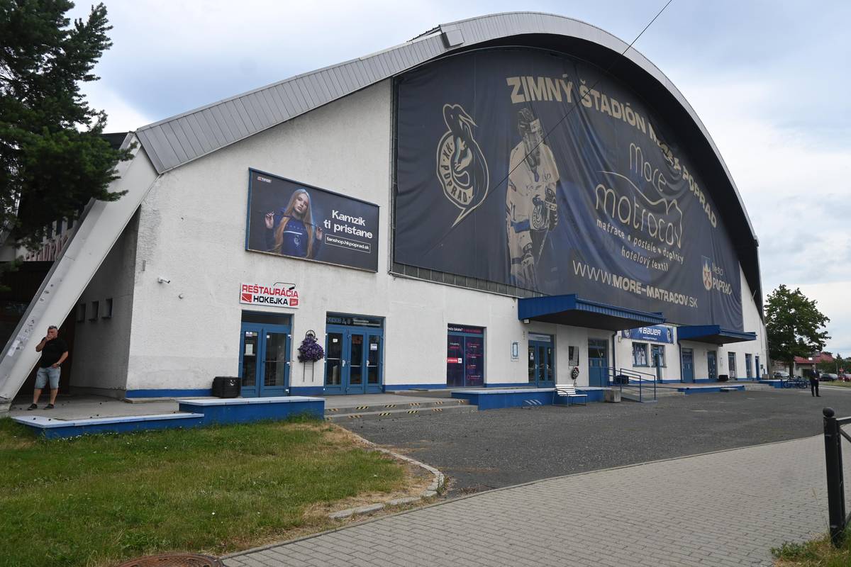 Dobrá správa pre mesto Poprad. Dotácia z Fondu na podporu športu vo výške milión eur výrazne pomôže k zásadnej rekonštrukcii zimného štadióna.   „My sme v rozpočte na tento účel vyčlenili ďalších 700.000 eur, takže na budúci rok prebehne zásadná rekonštrukcia zimného štadióna v celkovej hodnote 1,7 milióna eur,“ uviedol primátor Anton Danko.  V rámci rekonštrukcie dôjde okrem iného k obnove predného priečelia, pričom súčasné sklá nahradia nové, kvalitnejšie a pribudne tam aj fotovoltika. Vymenia sa okná na ochodziach štadióna, strechy v zadnom trakte a vo vnútri sa zosilní stropná konštrukcia, aby sa na ňu v budúcnosti mohla zavesiť multimediálna kocka. Okrem toho súčasné mantinely nahradia nové, flexibilné, ktoré sú moderným trendom vo vyspelých hokejových krajinách.  Rekonštrukcia prebehne v budúcom roku 2027.