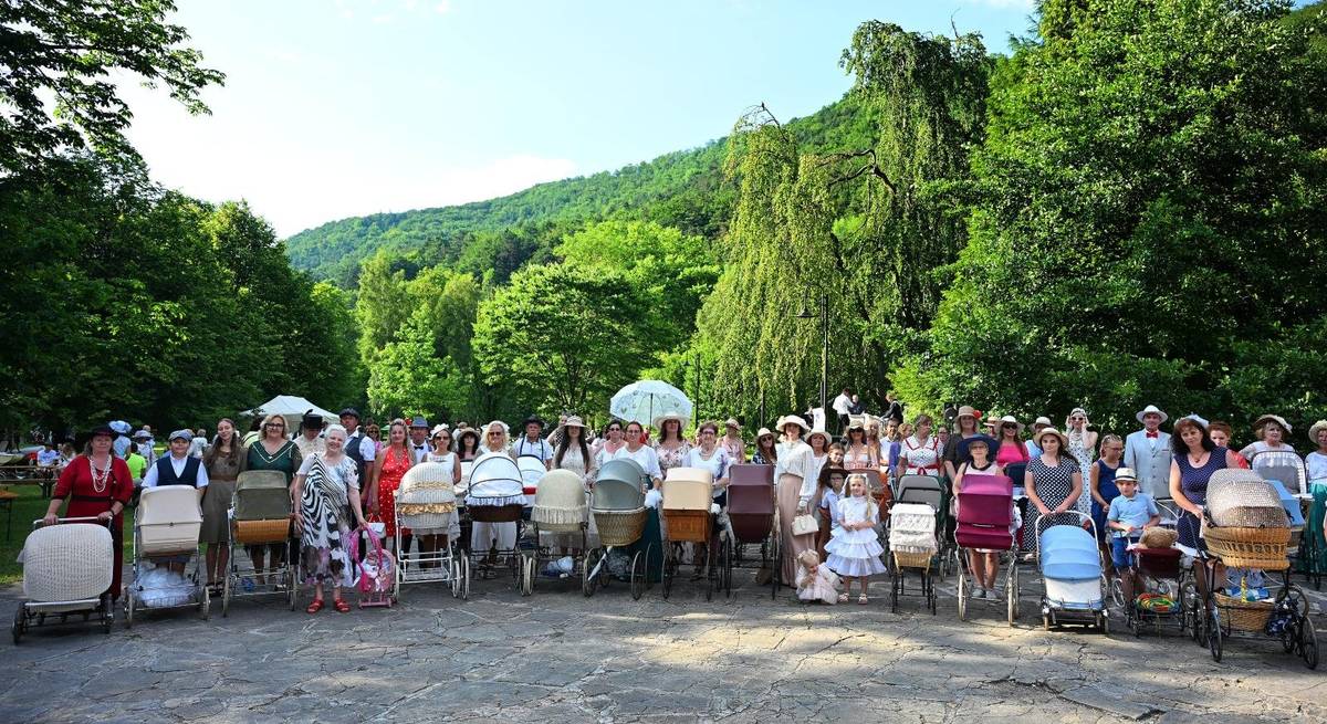 Kúpeľný park opäť ožil nostalgiou, eleganciou minulého storočia a jedinečnou atmosférou. Šiesty ročník obľúbeného podujatia Retrokočíkovanie sa už po druhýkrát uskutočnil v tomto prostredí a opäť spojil generácie návštevníkov. Súčasťou programu bol aj retropiknik a retročlnkovanie, ktoré spoločne vytvorili deň plný zážitkov pre deti aj dospelých. Najmenších návštevníkov potešilo divadelné predstavenie Kozliatka v podaní Divadla pod Balkónom a kúzelnícka šou Dušana Cápu. Dospelí si vychutnali koncert Gatsby Sound Orchestra, ktorý svojimi swingovými melódiami dokonale dotvoril atmosféru podujatia. Pri registrácií kočíkov spríjemňoval atmosféru Ľubomír Turcer a Kúpeľným parkom sa rozozneli flašinety Jána Haruštiaka. Veľký záujem bol aj o retročlnkovanie na Labuťom jazierku, kde si návštevníci užili celkovo 71 plavieb. O dobrú náladu počas celého dňa sa postaral herec a moderátor Štefan Richtarech, ktorý sprevádzal programom. Vrcholom podujatia bola tradičná promenáda historických kočíkov. Hoci ju na krátky čas prerušil dážď, účastníkov to neodradilo od pokusu o slovenský rekord v počte retrokočíkov na jednom mieste. A podarilo sa. Kým minulý rok sa na podujatí predstavilo 136 historických kočíkov, tento rok ich bolo rekordných 151. Podujatie si získava čoraz väčšiu obľubu nielen medzi zberateľmi historických kočíkov, ale aj medzi rodinami s deťmi a návštevníkmi z rôznych regiónov. Počas celého dňa zavítalo do Kúpeľného parku viac ako tisíc ľudí. „Toto skvelé podujatie sme zakladali pred šiestimi rokmi so Svatavou Törvényiovou. Začínalo to rozpačito s malým počtom návštevníkov a dnes nám to narástlo do takýchto rozmerov. Každý rok niečo nové pridávame. Tento rok je novinkou detská zóna, kde sme zabezpečili divadielko a kúzelníka pre najmenších. Novinkou je aj gastrozóna. Za celý deň sa tu prestriedalo viac ako tisíc ľudí a to je naozaj skvelé pre rozvoj cestovného ruchu,“ uviedla primátorka mesta.