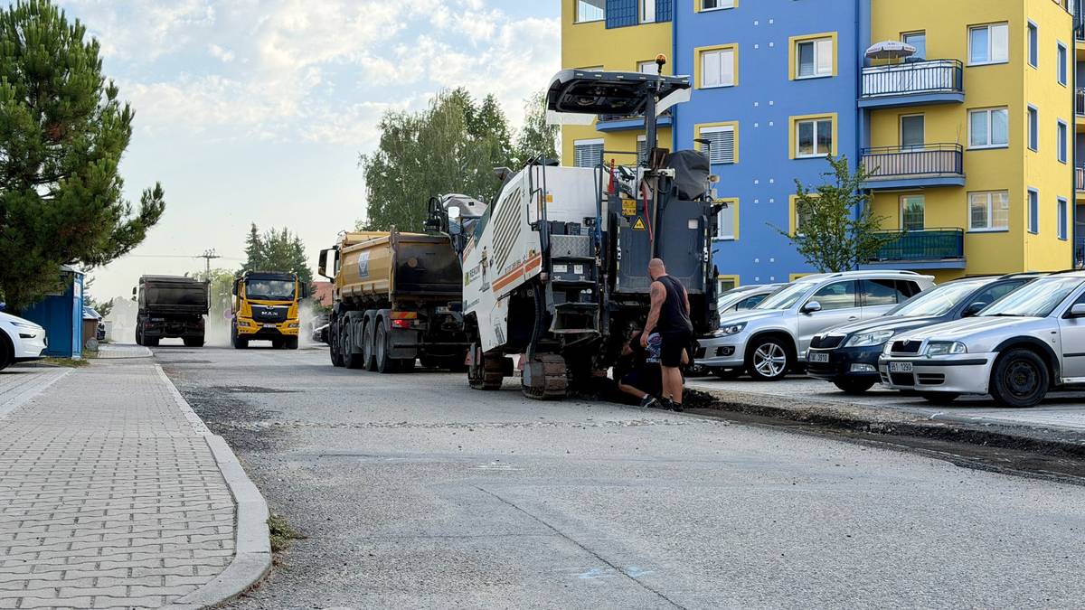 V ulici Nová dochází k frézování povrchu. Autem projíždějte opatrně. Je možné, že během dnešního dne stihnou vyfrézovat i komunikaci před MŠ.