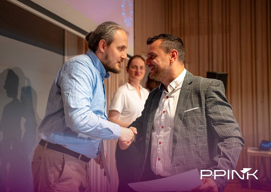 Rozvíjíte vlastní podnikání, plánujete rozjezd nového projektu nebo vedete firmu na Králicku či Červenovodsku? Pardubický podnikatelský inkubátor (P-PINK) přináší do regionu svůj osvědčený rozvojový program – Podnikatelskou akademii PINKaka. Účastníci tak mají možnost získat informaci a podporu přímo tam, kde žijí a podnikají. PINKaka je intenzivní tříměsíční akcelerační program postavený na reálných potřebách účastníků. Je otevřen jak lidem s novým podnikatelským nápadem, kteří teprve stojí na začátku své cesty, tak majitelům malých a středních firem a živnostníkům, kteří chtějí své podnikání zefektivnit, získat nový pohled na jeho rozvoj nebo posunout svůj byznys na další úroveň. Za dobu svého fungování pomohla PINKaka nastartovat nebo posunout podnikání více než 200 absolventům z celého Pardubického kraje. Její přidanou hodnotou není jen samotný akcelerační program, ale také silná komunita lidí, kteří se pravidelně setkávají v podnikatelském klubu, sdílejí zkušenosti, navazují nové spolupráce a vzájemně se podporují i dlouho po skončení akademie. Během tří měsíců se účastníci zaměří na tvorbu podnikatelské strategie, marketing, finance, řízení byznysu i budování cenných kontaktů. Celým programem je provedou zkušení odborníci a úspěšní podnikatelé z praxe, z nichž řada působí přímo v našem regionu. Program bude zahájen 9. září 2026 a uskuteční se v prostorách Evropského domu v Králíkách. Díky spolupráci a finanční podpoře měst Králíky, Červená Voda a Pardubického kraje je účast v programu pro přihlášené zcela zdarma. Více informací a přihlašovací formulář najdete na www.p-pink.cz. kontaktní osoba: Eliška Pánková - Lead manager PINKedu