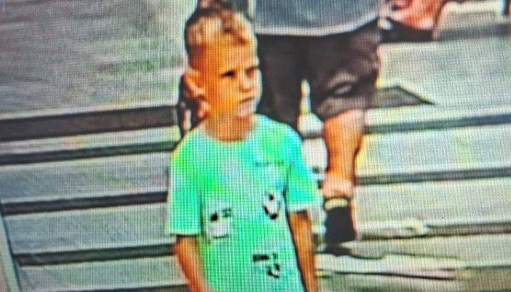 Zlín - Police zahájila pátrání po osmiletém Máriu Homolovi. Chlapec odešel ze zlínského obchodního centra Zlaté Jablko dnes ve 12:41 hodin. Pokud máte jakýkoliv poznatek nebo jste chlapce viděli, volejte ihned na 156, 158 nabo 112. Chlapec je vysoký 130 centimetrů, štíhlý, má kratší blond vlasy. Nosí černé dioptrické brýle. Na sobě má zelené triko s obrázkem fotbalového míče, modré tepláky a černé tenisky Puma.