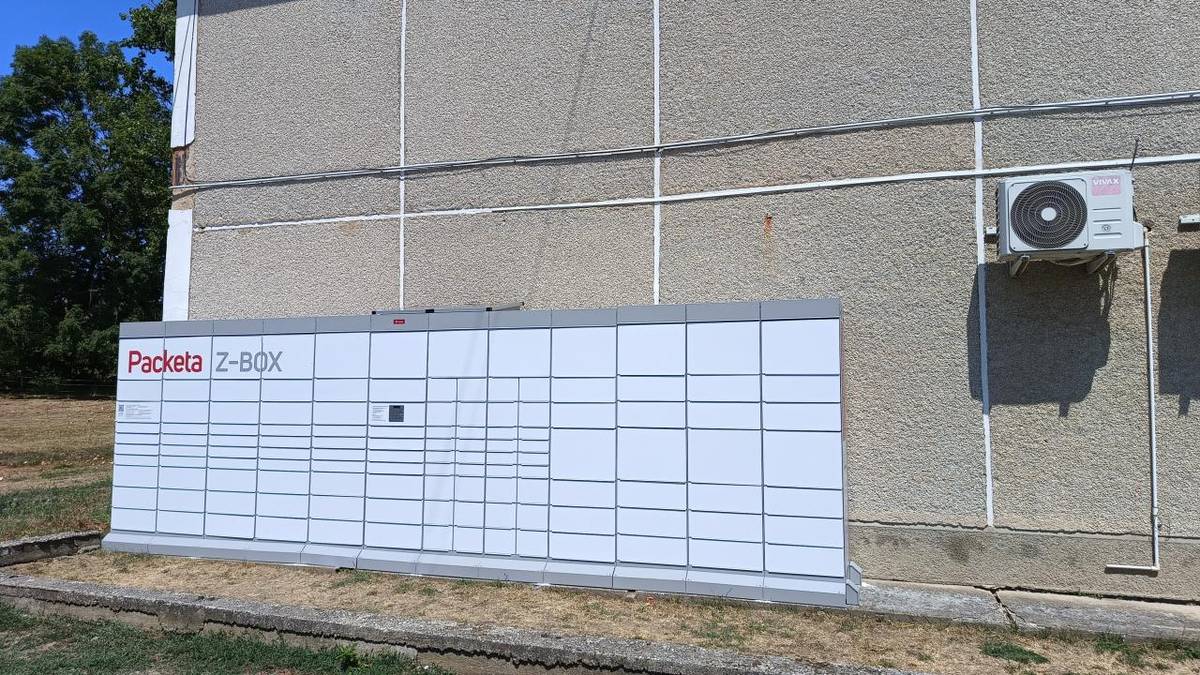 Balíkomat spoločnosti Packeta sa presťahoval z autobusovej zastávky na budovu obecného úradu.