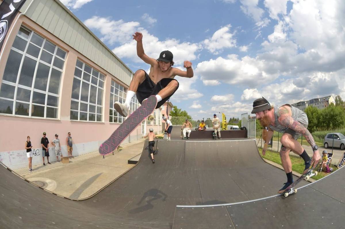Po jednání se zhotovitelem i autory podnětu jsme rozhodli o dočasném uzavření skateparku. Přestože zhotovitel opakovaně uvedl, že zjištěné vady nepředstavují bezpečnostní riziko, město se rozhodlo postupovat maximálně odpovědně. Reklamace se týká mimo jiné podezření na skryté vady, jejichž ověření vyžaduje rozebrání části konstrukce a laboratorní posouzení. Zhotovitel přislíbil jejich odstranění bez zbytečného odkladu. Bezpečnost uživatelů je pro nás na prvním místě. Stejně důležité je ale i to, aby město převzalo dílo v kvalitě, kterou si objednalo a zaplatilo. Děkujeme všem, kteří na možné nedostatky upozornili. I díky těmto podnětům můžeme zajistit, aby skatepark po odstranění vad dlouhodobě a bezpečně sloužil všem svým uživatelům. 👉 Podrobnosti najdete na webu města: UZAVÍRÁME SKATEPARK Z DŮVODU JEHO REKLAMACE: Hostivice