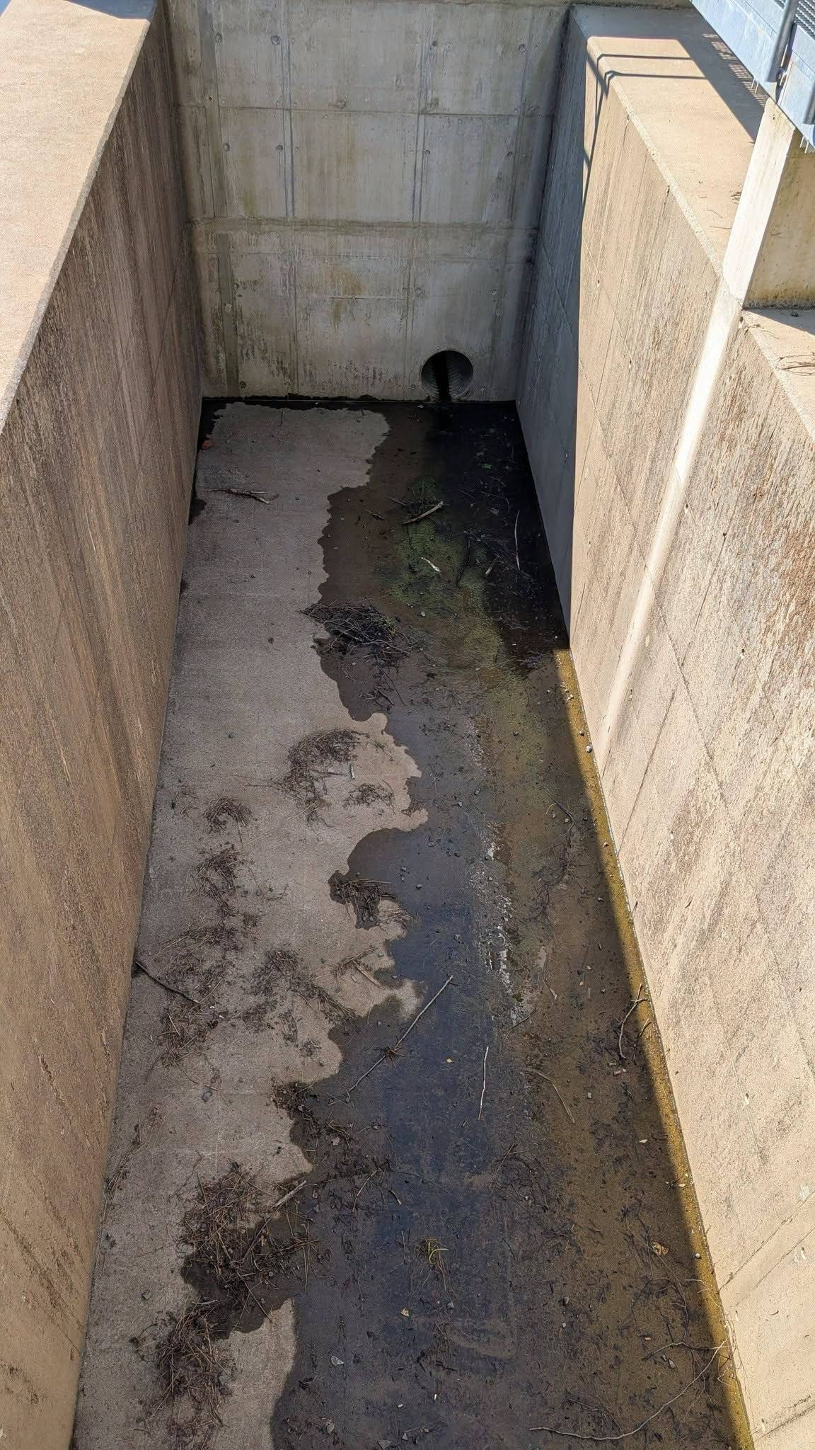Množství vody přitékající oběma přítoky je v současnosti minimální, a proto je i odtok ze Sýrového potoka pod přehradou pouze zanedbatelný. Situace dobře ilustruje pokračující hydrologické sucho, které se projevuje na vodních tocích i nádržích v celé republice.