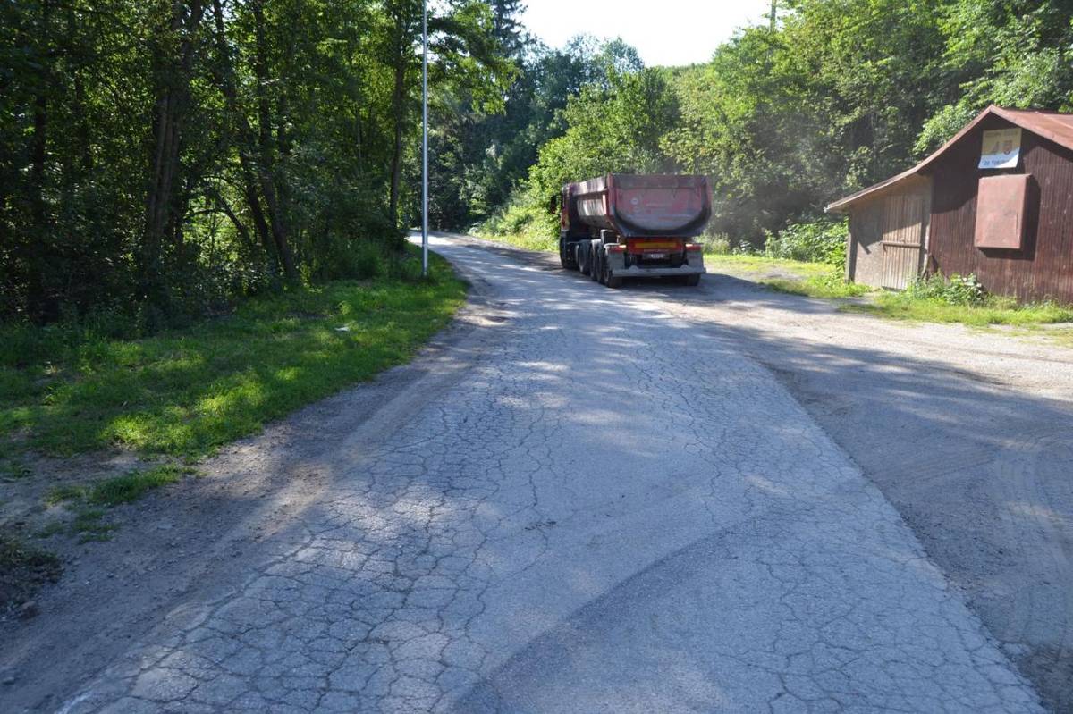 V rámci plánu údržby a opráv miestnych komunikácií, rešpektujúc priority a finančné možnosti mesta, začalo začalo Mesto Turzovka s rekonštrukciou vybraných úsekov ciest na viacerých miestach.