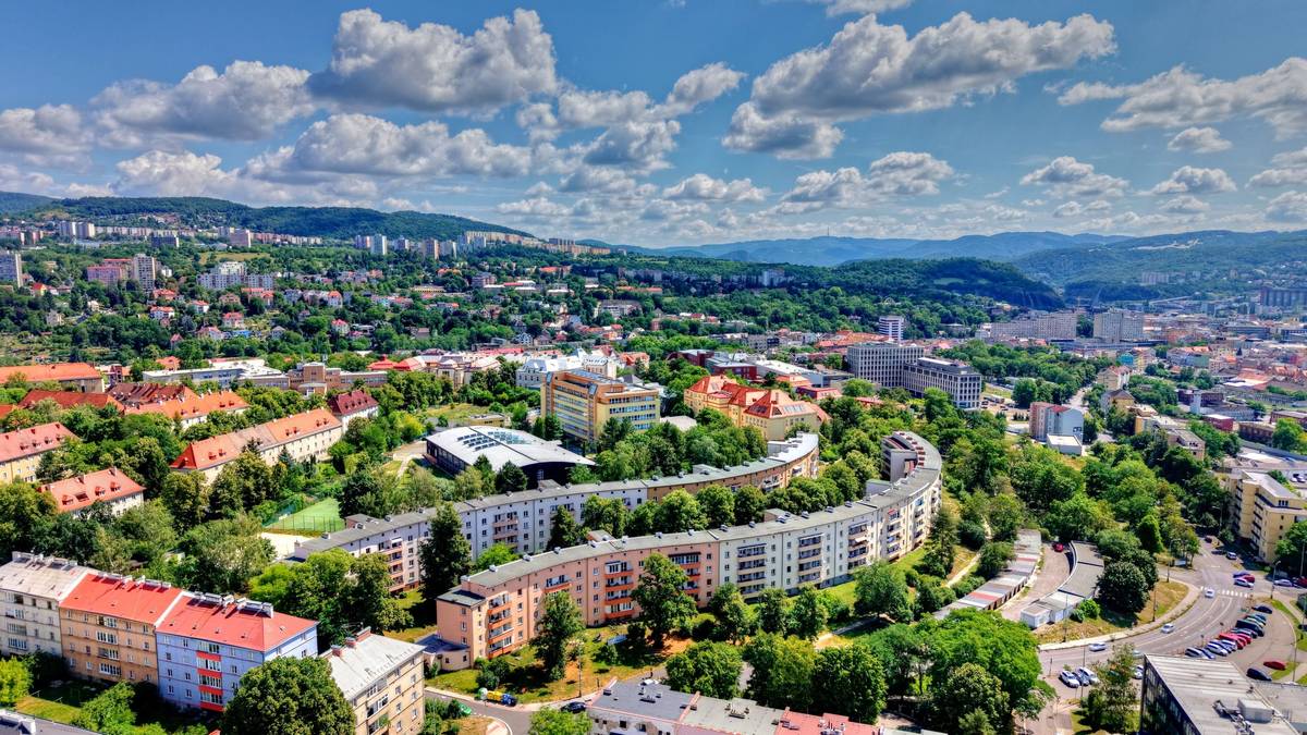 🥾 Zapojte se do soutěže Ústím cestou necestou a objevte známá i méně známá místa v Ústí a okolí   🌼 Soutěž TOP květinové Ústí je v plném proudu, ukažte svůj rozkvetlý balkón, terasu či předzahrádku a vyhrajte některou z úžasných cen.  🎟️ Zvýhodněný balíček vstupenek TicketPack Vám umožní navštívit pět vybraných turistických cílů s více než 40% slevou a zároveň využít další zajímavé bonusy.  🏊♀️ Na odpočinek a relax můžete vyrazit do plaveckého a volnočasového areálu Koupaliště Brná nebo do Plaveckého areálu Klíše. PÁTEK 31. 7. ✅ Na mimořádnou prázdninovou prohlídku zámeckých komnat s princeznou zve Státní zámek Velké Březno ✅ Collegium Bohemicum pořádá akci u příležitosti připomínky ústeckého masakru, k němuž došlo 31. července 1945  ✅ Veřejný sál Hraničář láká v rámci akce Celý léto na ulici na odpolední divadelní pohádku Kdo jinému jámu kopá a večerní koncert kapel Hillside a Racctifier ✅ V Bistru Park zahraje EmZet Duo ✅ V rámci akce Léto na střekovské náplavce zahraje v KOLOcafé Pavel Klimt s kapelou SOBOTA 1. 8.  ✅ Do Bistra Park vyrazte na Ranní jógu s Blankou ✅ Na lekci jógy s Markét zve do letního kina také Kulturní středisko města Ústí nad Labem ✅ Nenechte si ujít prohlídku unikátní technické památky, Parní vodárny na Střekově ✅ Prohlídky vybaveného opevnění s průvodcem v dobové uniformě nabízí také Bunkr Velké Březno ✅ 17. narozeniny oslaví Café Max, na tradičním open air festivalu vystoupí DYNAMIC MUFFINS, NANCY VON SCHRECKENSTEIN, CRINGE PRINCE nebo KPT. KRAB. ✅ Veřejný sál Hraničář promítá dva filmy: Šeptej a Slunovrat ✅ V restauraci Tyršovka vystoupí mladá kapela Scarred NEDĚLE 2. 8.  ✅ Za pohádkou vyrazte na Státní zámek Velké Březno, Sváťovo dividlo zahraje pohádku O Broučkovi ✅ Veřejný sál Hraničář promítá dva filmy: Kancelář magických sil a kultovní Pulp Fiction: Historky z podsvětí ✅ V Bistru Park vystoupí kapela Marienhof ✅ Na zimní stadion vyrazte na veřejné bruslení