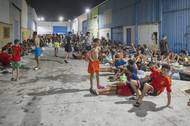Tisíce Maročanů pronikly do španělského města Ceuta
