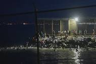 Tisíce Maročanů pronikly do španělského města Ceuta