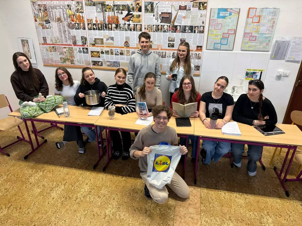 Zveme vás na divadelní představení Chci zpátky školné v podání divadelního souboru Bez názvu ze Slezského gymnázia. Přijďte si užít příjemný kulturní večer plný humoru a vtipných dialogů.
