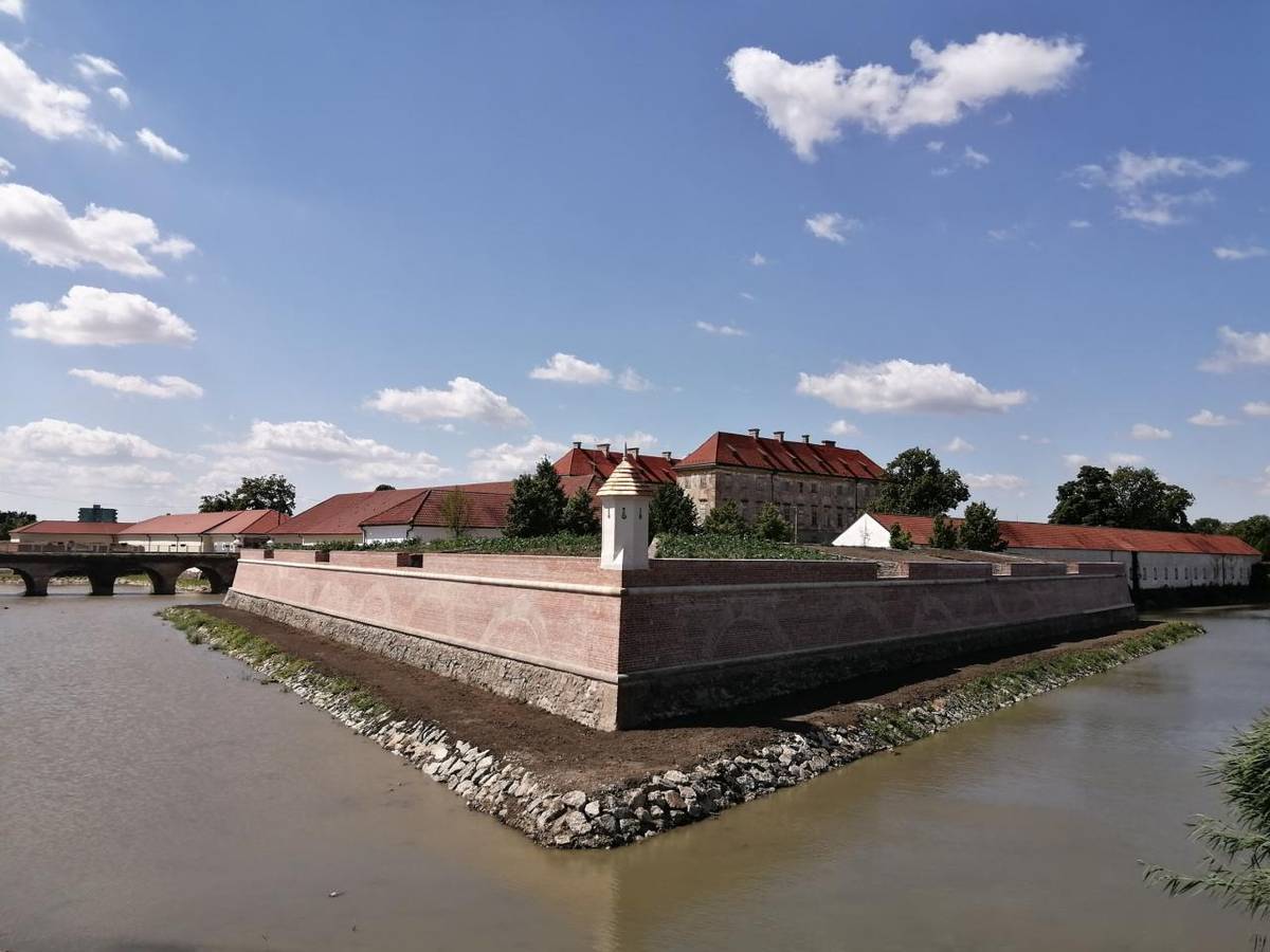 Severovýchodný bastión, kľúčová súčasť unikátneho hviezdicového obranného systému Holíčskeho zámku, opäť získal svoju historickú podobu.