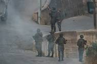 Izraelští vojáci v palestinské vesnici Till na Západním břehu