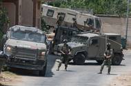 Příslušníci izraelských sil se účastní razie ve vesnici Till den poté, co byli při střelbě poblíž vesnice zabiti čtyři Palestinci a dva izraelští vojáci
