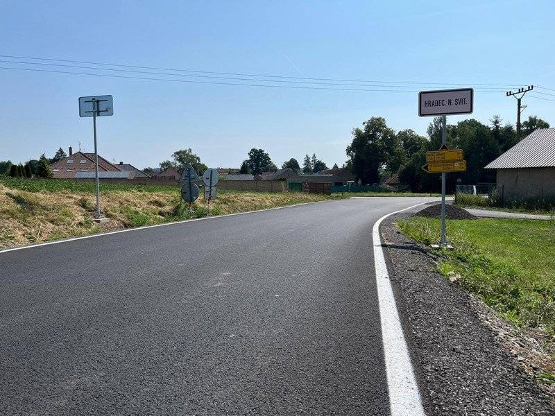Po několika měsících stavebních prací je více než pětikilometrový úsek silnice III/36625 znovu plně průjezdný.   „Tento úsek už svým technickým stavem neodpovídal nárokům na bezpečný a plynulý provoz. Díky opravě získali řidiči pěknou, a hlavně bezpečnou silnici, která bude lépe sloužit nejen obyvatelům Vendolí a Hradce nad Svitavou, ale i všem ostatním, kteří ji denně využívají. Děkuji všem za trpělivost během stavebních prací,“ uvedl náměstek hejtmana pro dopravu Ladislav Valtr.   Rekonstrukce nebyla jen o novém asfaltu. Součástí prací byla také oprava odvodnění, výměna poškozených propustků, úprava krajnic i obnova dopravního značení. V nejvíce poškozených částech silnice byla navíc využita moderní technologie recyklace konstrukčních vrstev přímo na místě, díky které bylo možné efektivně využít část původního materiálu.   Výsledkem je bezpečnější a komfortnější komunikace, která bude lépe sloužit nejen obyvatelům Vendolí a Hradce nad Svitavou, ale také všem řidičům, kteří touto trasou pravidelně projíždějí.   „Oprava více než pětikilometrového úseku silnice mezi Vendolím a Hradcem nad Svitavou probíhala za úplné uzavírky a zahrnovala nejen obnovu povrchu vozovky, ale také opravu odvodnění, výměnu poškozených propustků, úpravu krajnic a obnovu dopravního značení. Komunikace byla uvedena do plného provozu bez omezení. Oprava představovala investici ve výši 22,5 milionů korun včetně DPH,“ řekl hejtman Pardubického kraje Martin Netolický.   Děkujeme všem řidičům i místním obyvatelům za trpělivost během úplné uzavírky. Zároveň už připravujeme další opravu v intravilánu Hradce nad Svitavou. „Podle aktuálního harmonogramu je oprava naplánována na roky 2028 a 2029. Dokud nebude možné ji zahájit, budou silničáři provádět lokální opravy,“ dodal Ladislav Valtr.