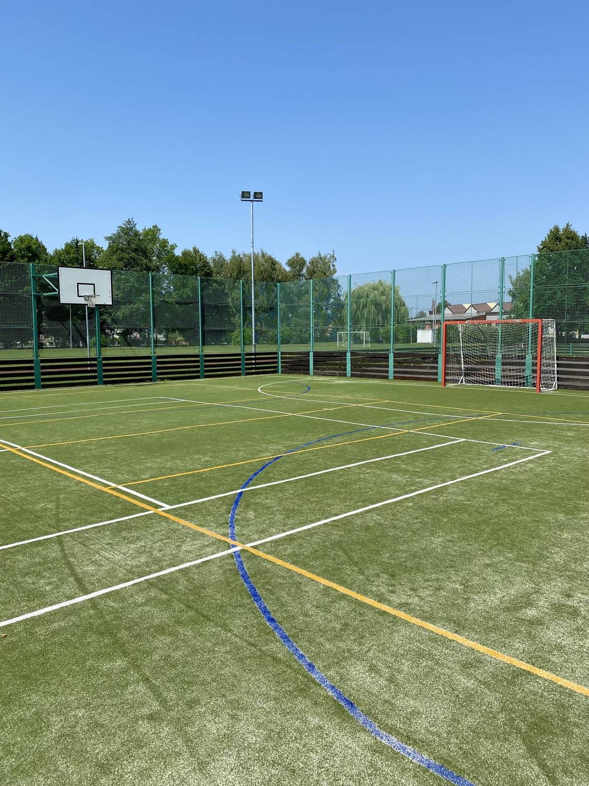 Sportoviště u základní školy známé jako „Klec“ prošlo v nedávné době rozsáhlou rekonstrukcí. Nový sportovní povrch i oplocení byly vybudovány proto, aby mohly sloužit dětem, mládeži i dospělým po mnoho let. Bohužel se i přes provedené opravy stále setkáváme s poškozováním některých částí sportoviště. Nejčastěji jde o oplocení a nově také o známky opotřebení sportovního povrchu. Příčinou bývá především hra s klasickým tvrdým fotbalovým míčem a používání nevhodné obuvi. Aby sportoviště vydrželo co nejdéle v dobrém stavu, prosíme všechny návštěvníky o dodržování několika jednoduchých pravidel:  pro fotbal v Kleci používejte pouze futsalový míč, klasický fotbal s běžným fotbalovým míčem hrajte na přilehlé travnaté ploše, používejte pouze vhodnou sportovní obuv bez kolíků a špuntů, chovejte se ohleduplně k povrchu, oplocení i vybavení sportoviště.  Klec je určena nejen pro fotbal, ale také pro basketbal, volejbal a další sportovní aktivity. Byla vybudována jako prostor pro aktivní trávení volného času a chceme, aby zůstala přístupná veřejnosti i během prázdnin a mimo školní výuku. U sportoviště budou zveřejněna aktualizovaná pravidla užívání. Prosíme všechny návštěvníky o jejich respektování. Jen společně můžeme zabránit zbytečným škodám a dalším nákladům na opravy. Klec je společným majetkem nás všech. Pomozme ji chránit, aby mohla dlouhodobě sloužit škole i veřejnosti.
