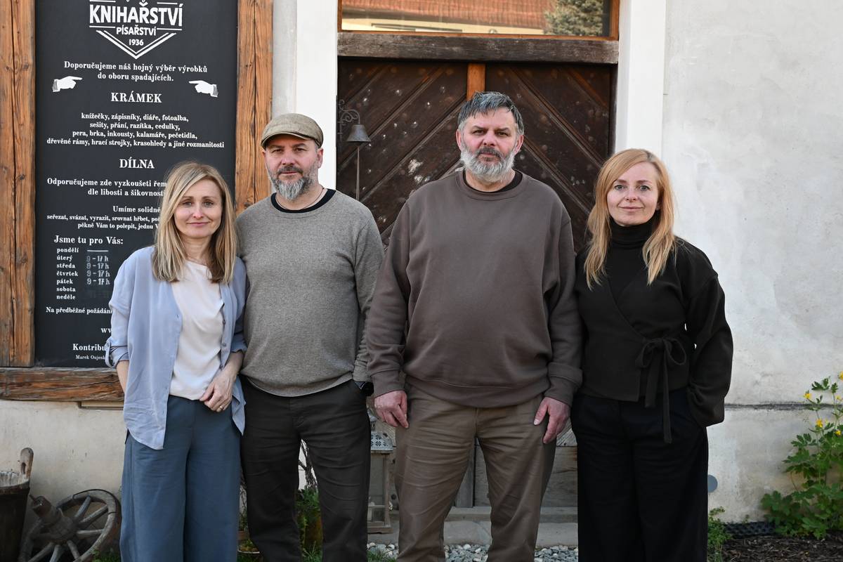 Letos převzala rodina Oujeských Cenu města Boskovice za výjimečný počin v oblasti kultury. Díky jejich úsilí se bývalá Sýpka proměnila v živé kulturní centrum, které hostí koncerty, besedy, výstavy i knihařské dílny. Rok 2026 je pro rodinu významný také dvěma výročími – letos uplyne 90 let od založení rodinné knihařské tradice a Sýpka slaví 200 let od svého postavení.