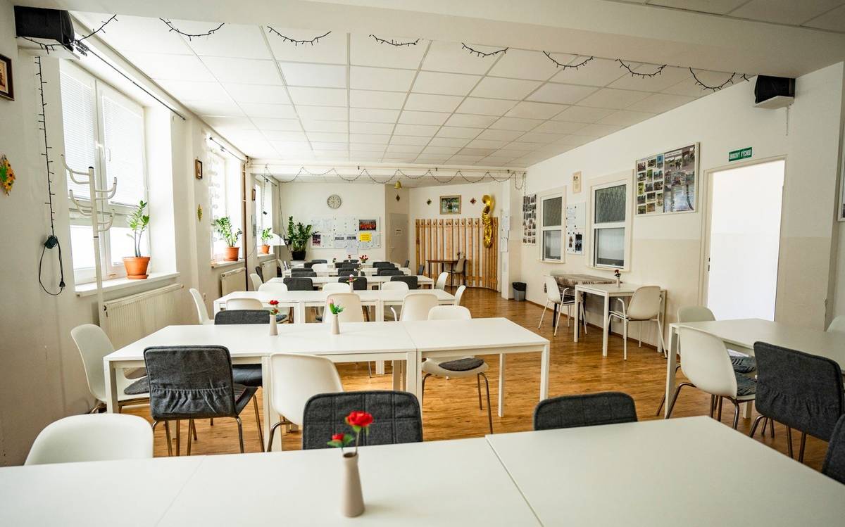 Pohodlnejšie stoličky, nové stoly, úložné priestory i ďalšie interiérové vybavenie, to všetko pribudlo za ostatné dva roky v denných centrách pre seniorov, ktoré sídlia v každej mestskej časti.  Skôr narodeným Trnavčanom poskytujú denné centrá priestor, kde môžu tráviť čas v spoločnosti rovesníkov, rozvíjať svoje záujmy a zostať aktívnou súčasťou života v meste. Organizujú sa v nich spoločenské a kultúrne podujatia, vzdelávacie aktivity, tvorivé dielne, spevácke skúšky, cvičenia či stretnutia pri spoločenských hrách. Aby mali seniori na tieto činnosti príjemné podmienky, trnavská samospráva postupne obnovila vybavenie všetkých ôsmich denných centier v siedmich priestoroch v rámci mesta: na Hlavnej ulici (fungujú tu dve denné centrá), na Hospodárskej, Vladimíra Clementisa, Limbovej, Ludvika van Beethovena, na Ľudovej a Dedinskej. „Pri zariaďovaní denných centier sme vychádzali z potrieb seniorov, ktorí ich pravidelne využívajú. Spravili sme medzi nimi dotazníkový prieskum, každé denné centrum sme navštívili a rozprávali sme sa aj s ich zástupcami. Vďaka tomu bolo možné pomenovať potreby jednotlivých centier a pristupovať ku každému z nich individuálne, aby výsledok zodpovedal tomu, čo ich členovia naozaj uvítajú a využijú,“ hovorí viceprimátorka Trnavy Eva Nemčovská. Cieľom nebolo iba nahradiť staré a opotrebované vybavenie či skrášliť priestory, ale vytvoriť čo najvhodnejšie zázemie na komunitné, kultúrne a voľnočasové aktivity seniorov. Je to dôležitá investícia do prostredia, ktoré pomáha predchádzať sociálnej izolácii, podporuje vznik priateľstiev a umožňuje tisíckam starších obyvateľom Trnavy viesť aktívny spoločenský život.