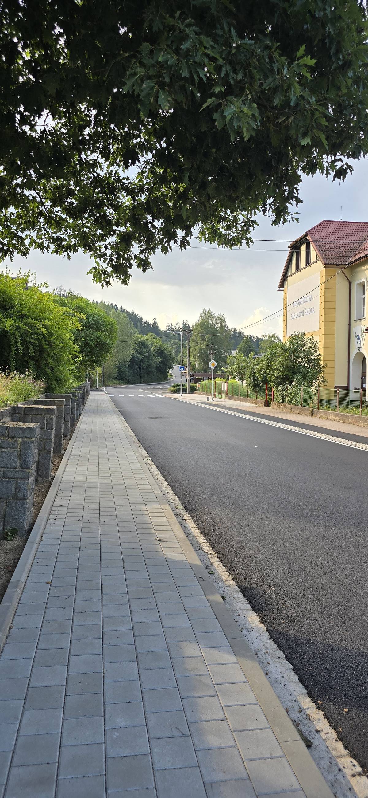 Zrekonstruovaná hlavní silnice v Klášterci nad Orlicí je od 1. 8. 2026 otevřená ve zkušebním provozu.  Pardubický kraj investoval do její opravy 65 mil Kč. V souvislosti s rekonstrukcí komunikace byly vybudovány i nové opěrné zdi. Obec investovala do vybudování chodníků a veřejného osvětlení. Děkuji investorovi i zhotovitelské firmě Mados MT, s.r.o. i všem ostatním, kteří se na této akci podíleli. L. Ševčíková, starostka obce
