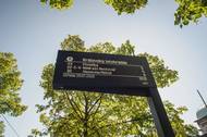 O klimatizovaných spojích informují pomocí symbolu vločky i nové digitální odjezdové panely na tramvajových zastavkách.