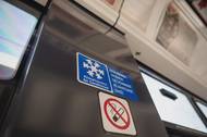 Tramvaje s klimatizací jsou označeny piktogramem sněhové vločky. Foto: Kateřina Hefler, Ekonews