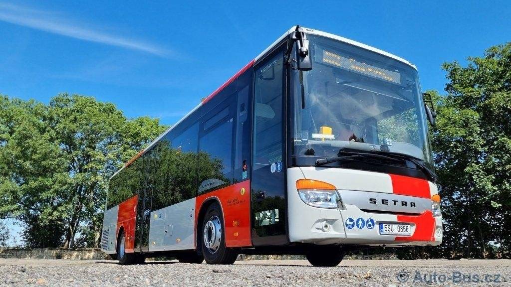 Dobrý den . Od 2.8.2026 funguje nová autobusová linka 402 kde je pro občany Kladrub ze zastávky RÚ Kladruby opět přímé spojení na Prahu po D1 (nikoliv přes Vlašim a Benešov) několikrát za den a to i o víkendech . Jízdní řád je v příloze .
