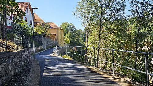 Po několikaměsíční rekonstrukci je stezka pro chodce a cyklisty ve Fialkové ulici opět průchozí. Město dokončilo opravu havarijní opěrné zdi, obnovu povrchu stezky i související výměnu páteřního vodovodu, která se během stavby ukázala jako nezbytná.