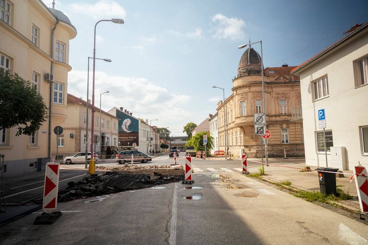 Rekonštrukcia križovatky ulíc Kollárova a Andreja Žarnova pokračuje ďalšou etapou. V utorok 4. augusta 2026 sa bude v križovatke frézovať časť vozovky v miestach, kde vzniknú nové ochranné ostrovčeky. Práce sú naplánované od 8.00 do 14.00 h. Križovatka zostane prejazdná, doprava však bude dočasne obmedzená a priamo na mieste ju bude riadiť štátna polícia. Vodičom odporúčame, aby sa tomuto úseku v uvedenom čase podľa možností vyhli a využili alternatívnu trasu. Nové ochranné ostrovčeky skrátia priechody pre chodcov a zvýšia bezpečnosť pri prechádzaní cez frekventovanú križovatku. Sú súčasťou komplexnejších úprav, ktoré prinesú aj bezbariérové riešenie, nové povrchy chodníkov, komfortnejší pohyb cyklistov a viac priestoru pre zeleň. Ospravedlňujeme sa za dočasne znížený komfort a ďakujeme za trpezlivosť a rešpektovanie pokynov polície. Viac informácií nájdete v tomto článku.