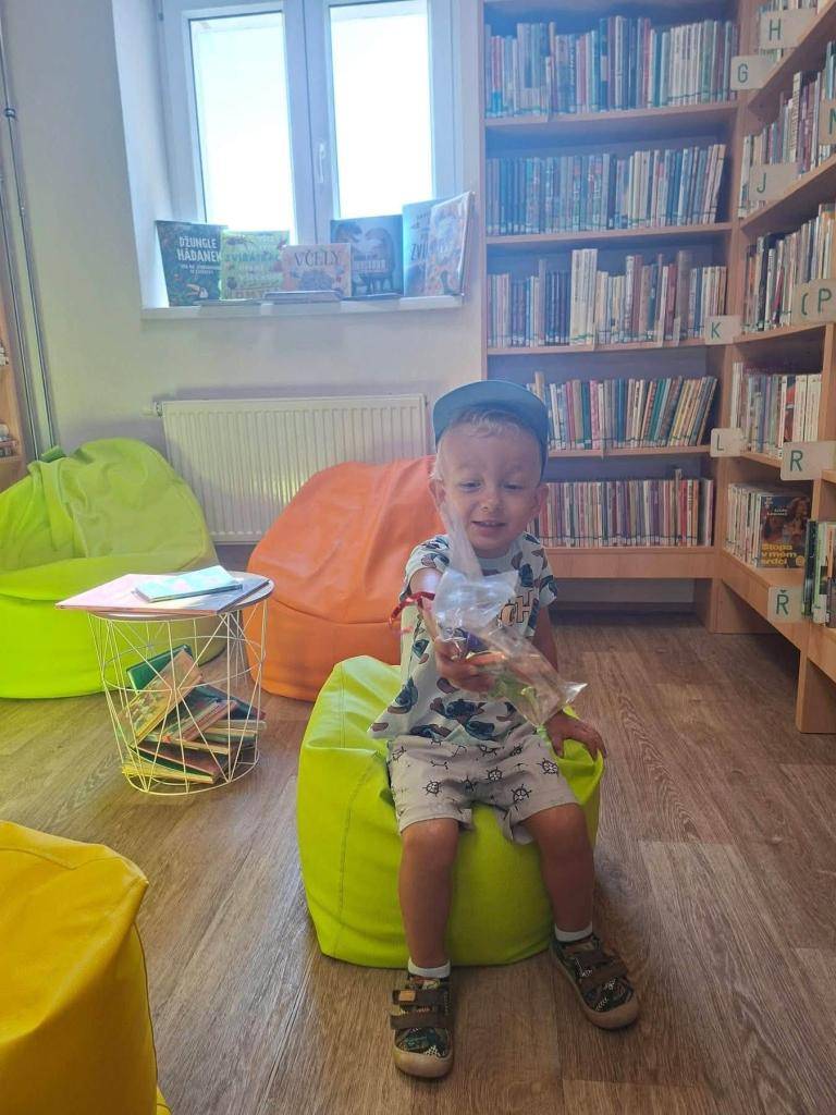 Do pátrací hry Po stopách vejprnické historie se už zapojilo mnoho z vás a v naší knihovně jsme rozdali více než 30 dárkových balíčků. Moc nás těší, že na výpravy vyrážíte společně s dětmi, objevujete zajímavosti z historie Vejprnic a luštíte jednotlivé šifry.